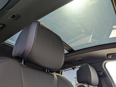 Certified 2025 Porsche Macan image 28