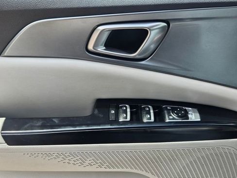 Used 2023 Kia Carnival LX image 32