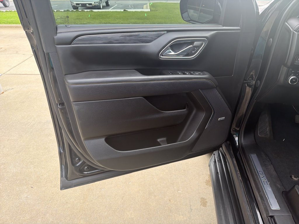 Certified 2023 GMC Yukon SLT w/ SLT Luxury Package AWD/4WD image 28