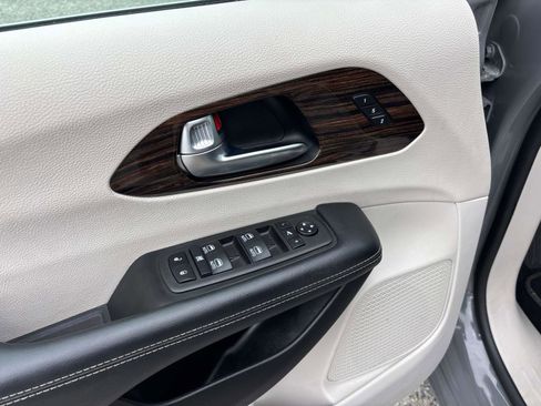 Used 2023 Chrysler Pacifica Limited image 12