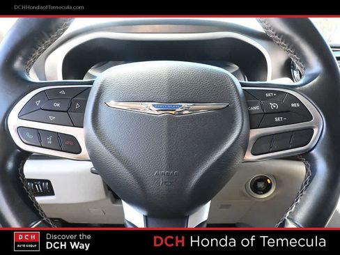 Used 2017 Chrysler Pacifica Touring-L FWD image 8