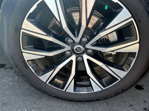 Used 2023 Volvo XC60 B5 Plus image 9