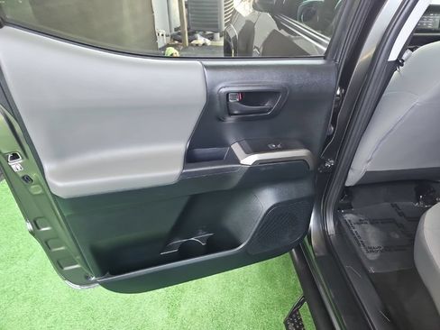 Used 2016 Toyota Tacoma SR5 w/ SR5 Appearance Package (SN) AWD/4WD image 39
