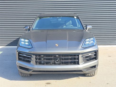 Used 2025 Porsche Cayenne image 10