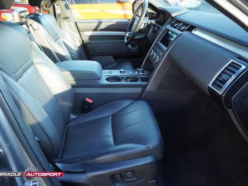 Used 2020 Land Rover Discovery Landmark image 31