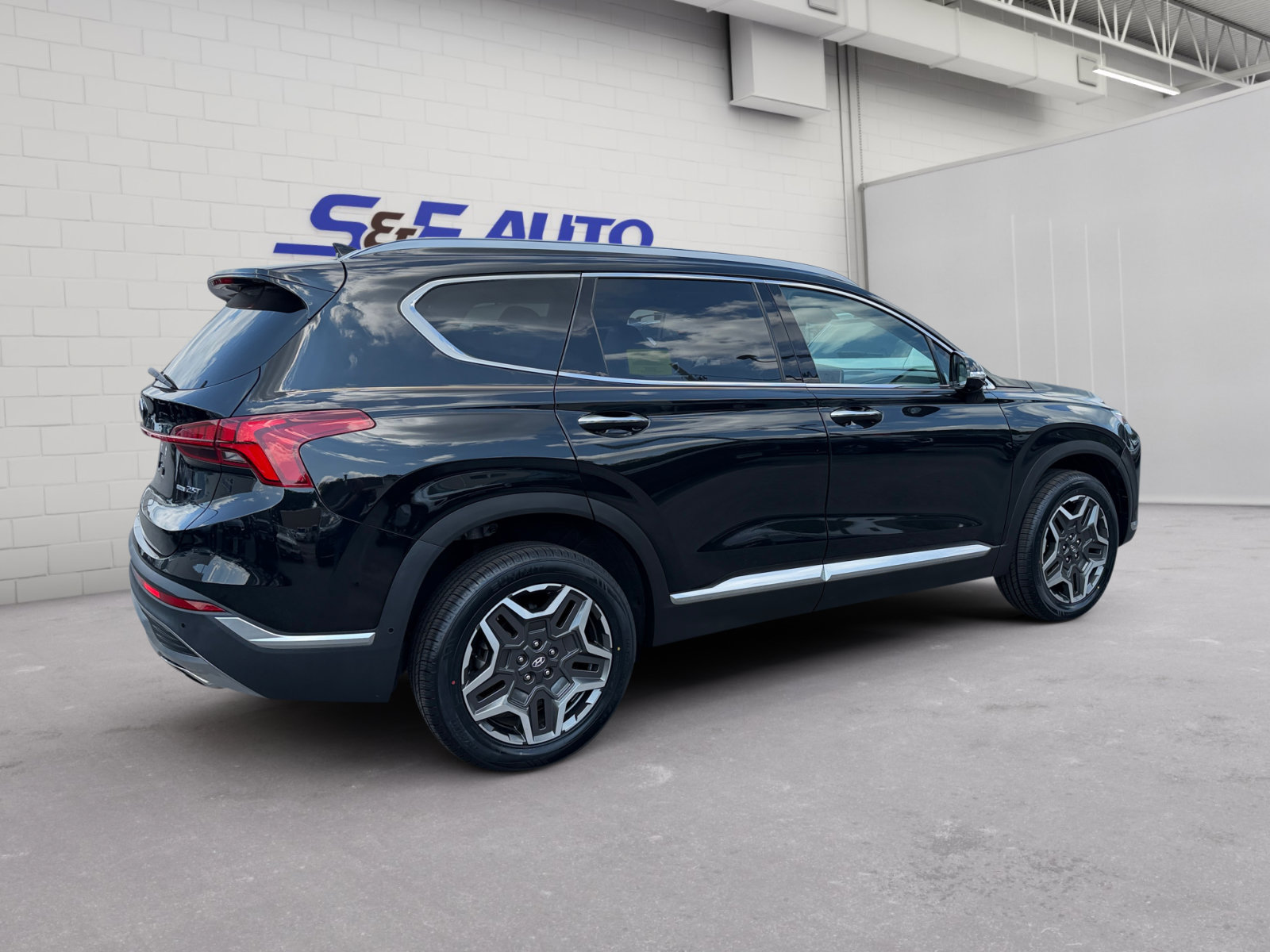 Used 2023 Hyundai Santa Fe Limited w/ Cargo Package AWD/4WD image 4