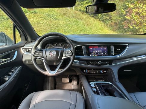 Used 2024 Buick Enclave Essence image 10