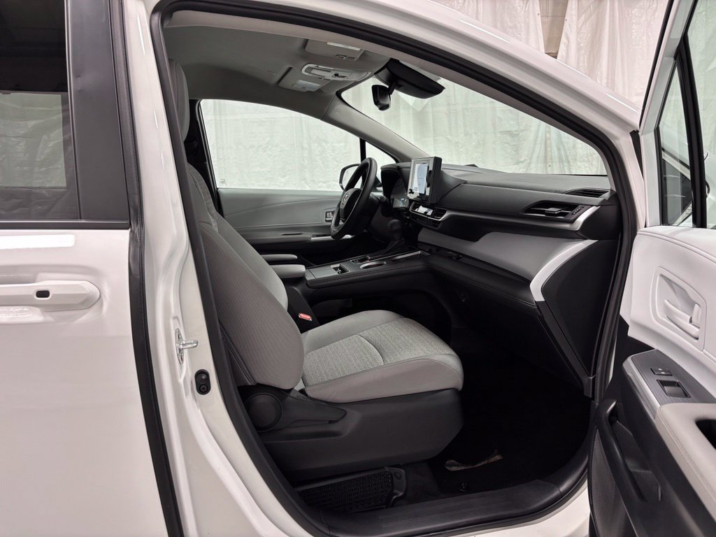 Used 2026 Toyota Sienna LE FWD image 64