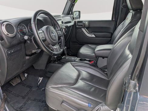 Used 2018 Jeep Wrangler Rubicon w/ Dual Top Group AWD/4WD image 12