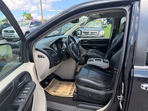 Used 2014 Chrysler Town & Country Touring-L w/ Driver Convenience Group FWD image 10