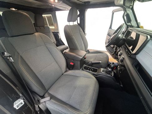 Used 2025 Jeep Wrangler Sahara image 36