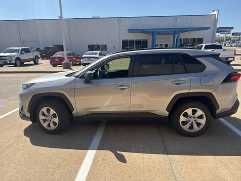 Used 2021 Toyota RAV4 LE image 4