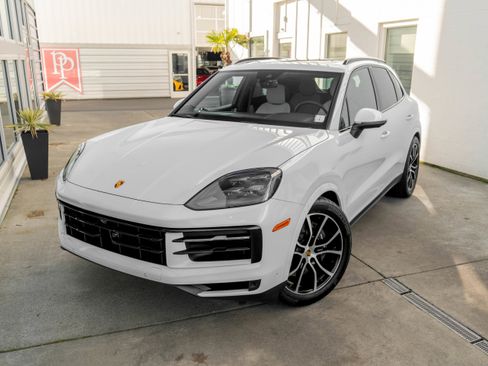 Used 2024 Porsche Cayenne image 3