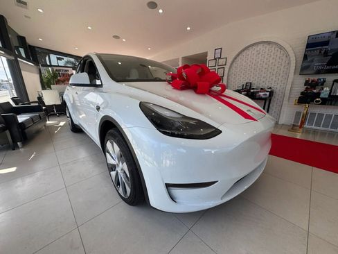Used 2024 Tesla Model Y Long Range image 3