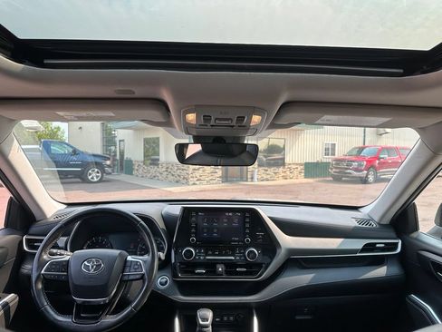 Used 2020 Toyota Highlander XLE AWD/4WD image 27