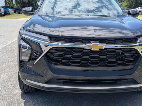 Used 2025 Chevrolet Trax LT FWD image 10