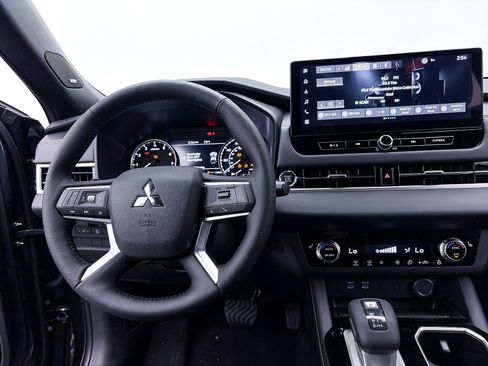 New 2026 Mitsubishi Outlander LE FWD image 3