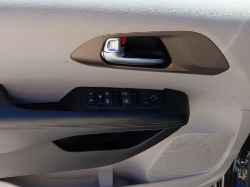 Used 2019 Chrysler Pacifica Touring-L FWD image 25