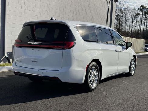 Used 2023 Chrysler Pacifica Touring-L image 22