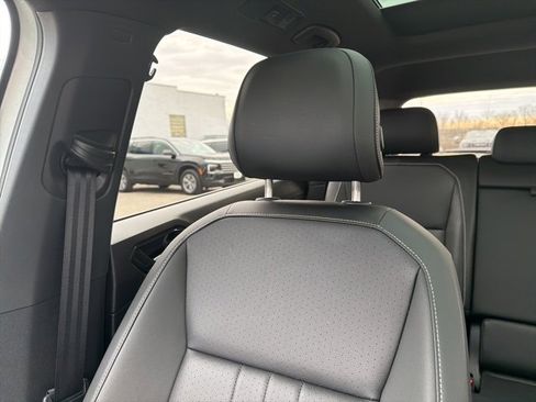 Used 2023 Volkswagen Tiguan SE R-Line image 70