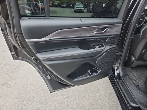 Used 2023 Jeep Grand Cherokee L Overland w/ Luxury Tech Group IV AWD/4WD image 27