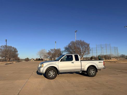 Used 2004 Nissan Frontier XE Desert Runner w/ (VTP) Value Truck Pkg image 2