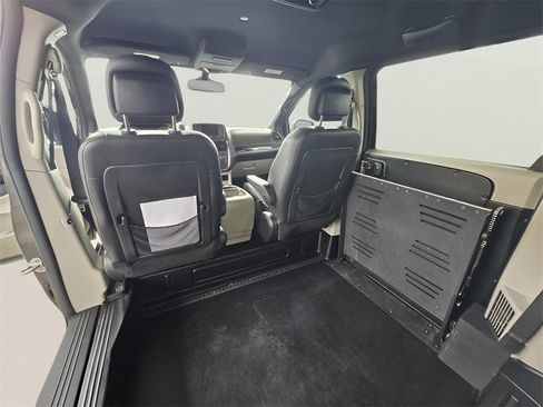 Used 2020 Dodge Grand Caravan SXT image 16