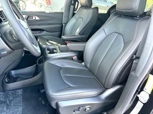 New 2026 Chrysler Pacifica Select FWD image 17