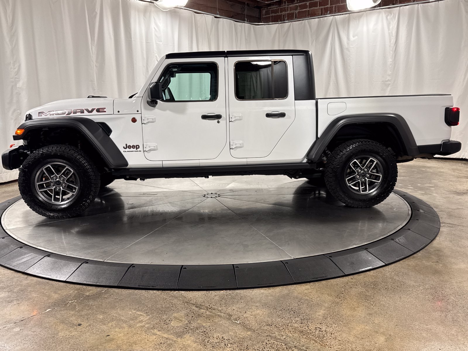 Used 2026 Jeep Gladiator Mojave AWD/4WD image 8