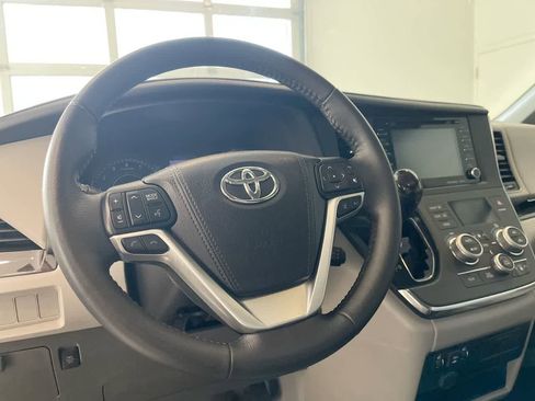 Used 2018 Toyota Sienna XLE w/ XLE Navigation Package image 14