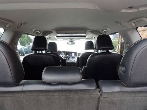 Used 2019 Toyota Sienna SE Premium FWD image 17