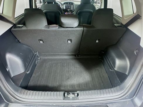 Used 2025 Kia Soul LX w/ LX Technology Package FWD image 27