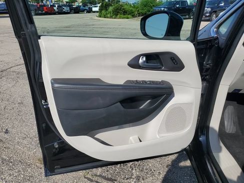 Used 2024 Chrysler Pacifica Touring-L FWD image 21