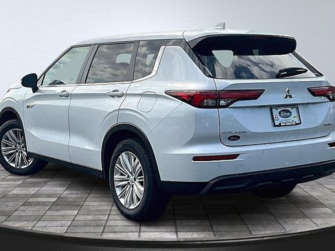 Used 2024 Mitsubishi Outlander ES AWD/4WD image 3