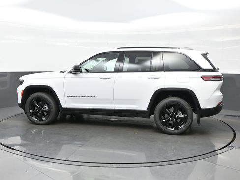 New 2025 Jeep Grand Cherokee Altitude image 3