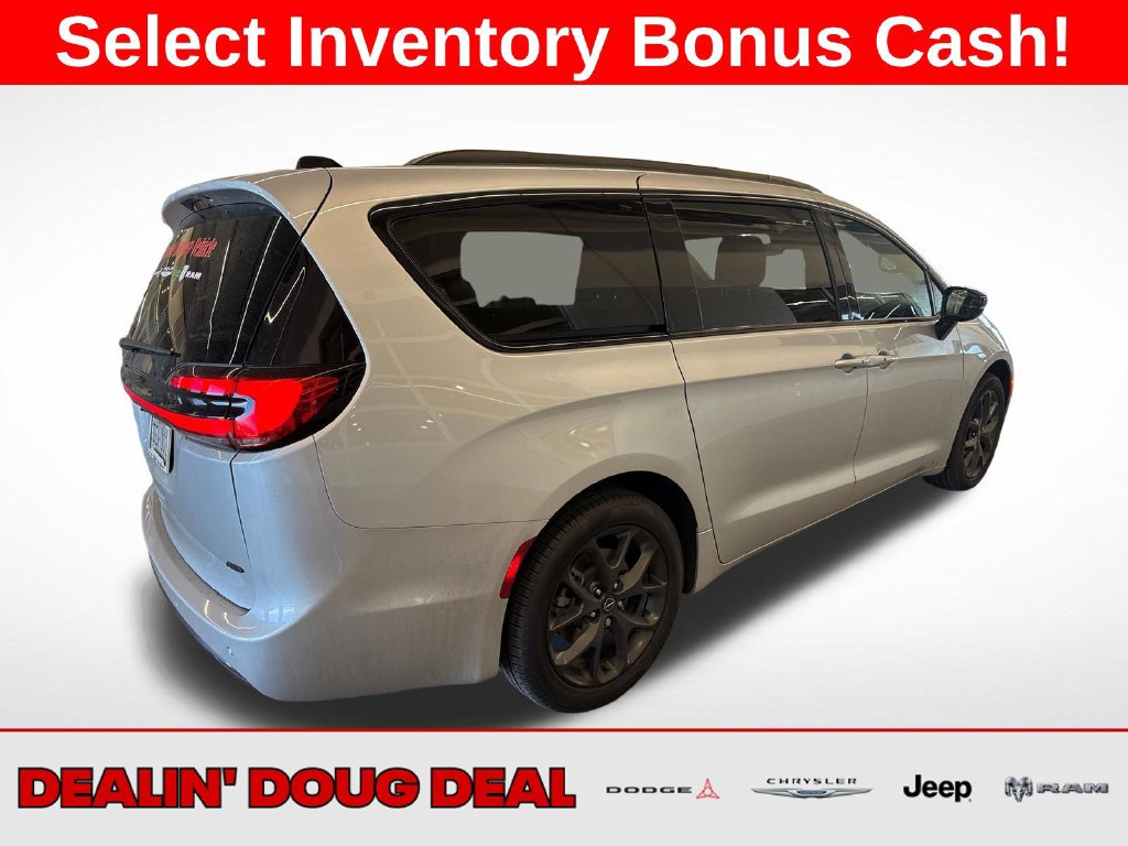 New 2026 Chrysler Pacifica Select w/ S Appearance Package AWD/4WD image 4