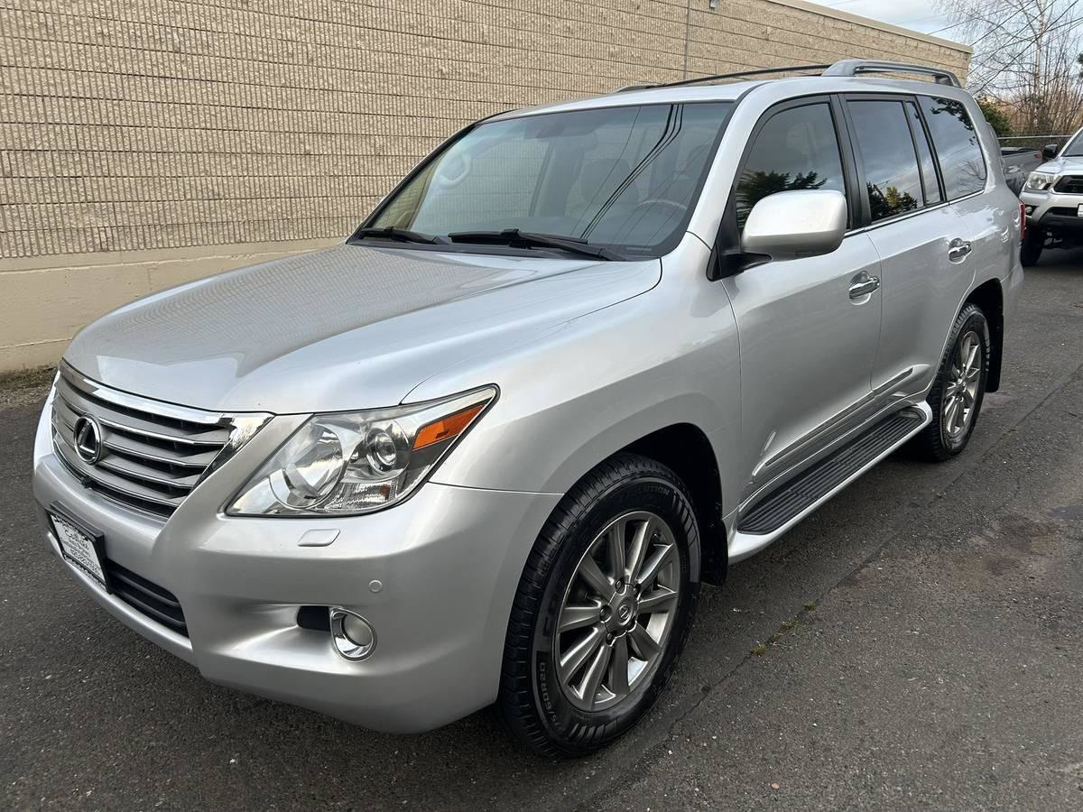 Used 2010 Lexus LX 570 4WD w/ Luxury Pkg image 2