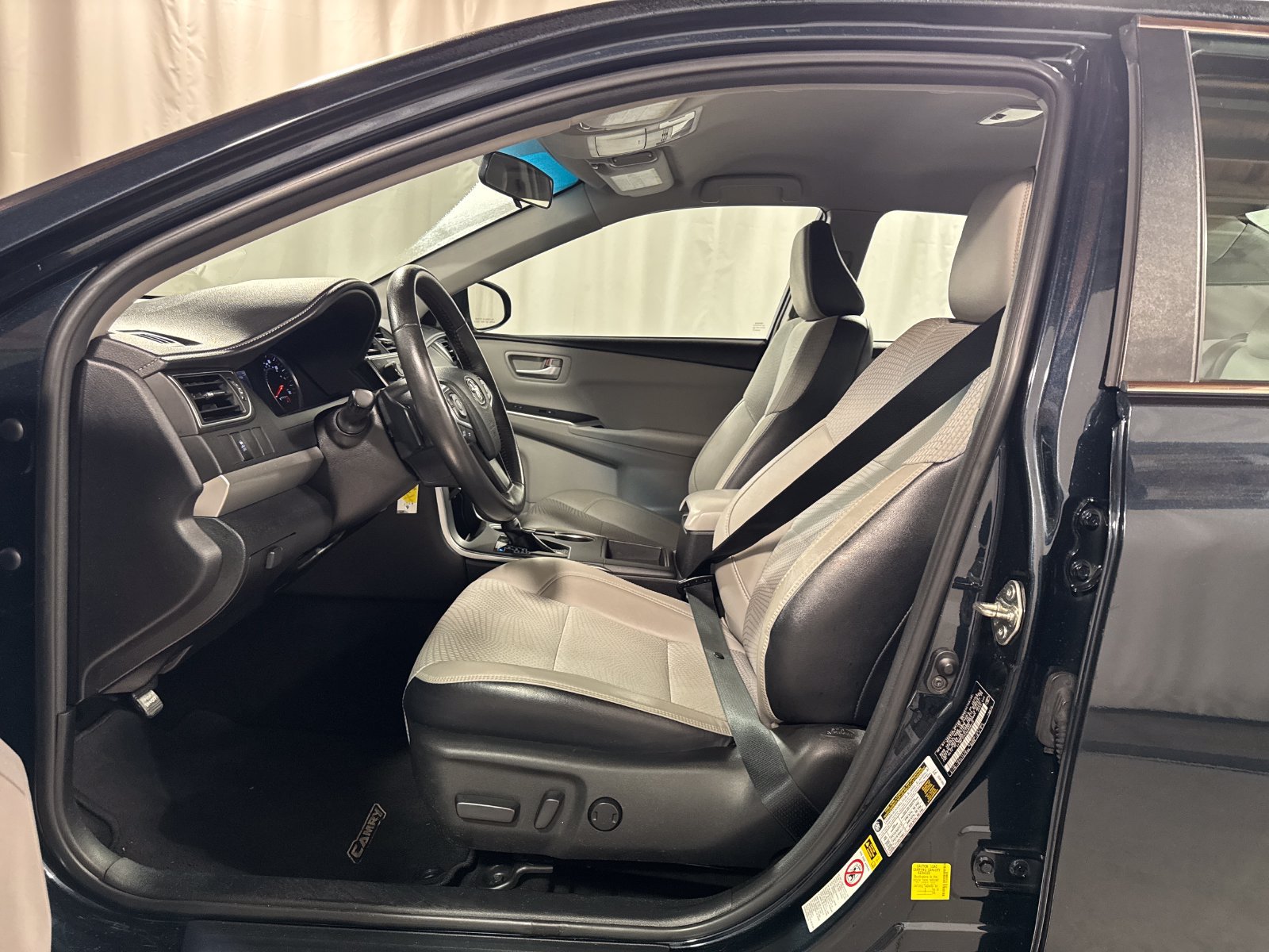 Used 2017 Toyota Camry SE FWD image 3
