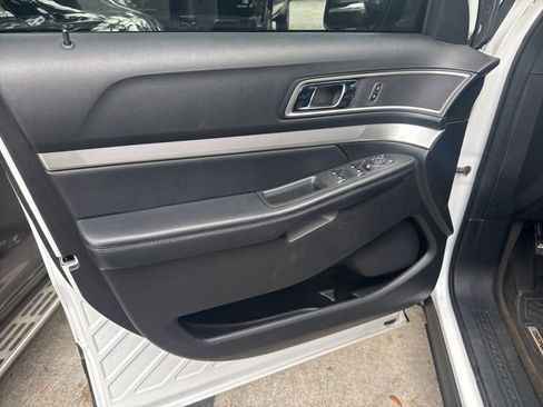 Used 2017 Ford Explorer XLT image 12