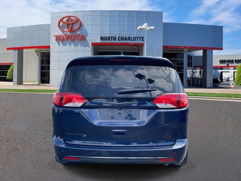 Used 2018 Chrysler Pacifica Touring-L Plus w/ Advanced Safetytec Group FWD image 5