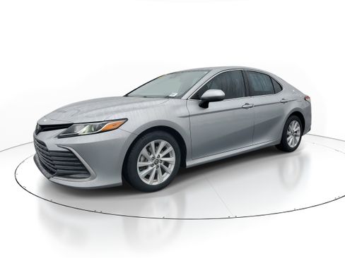 Certified 2022 Toyota Camry LE image 3