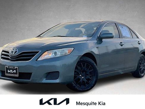 Used 2010 Toyota Camry LE image 1