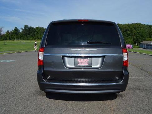 Used 2015 Chrysler Town & Country Touring FWD image 8