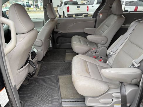 Used 2017 Toyota Sienna image 9