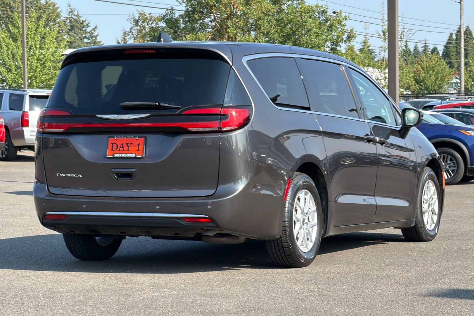 Used 2023 Chrysler Pacifica Touring-L FWD image 5