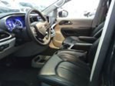Used 2023 Chrysler Pacifica Touring-L FWD image 5