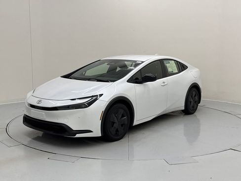 Used 2025 Toyota Prius LE image 2