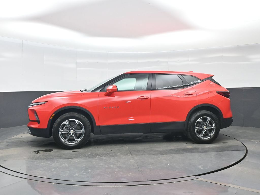 Used 2025 Chevrolet Blazer LT FWD image 3