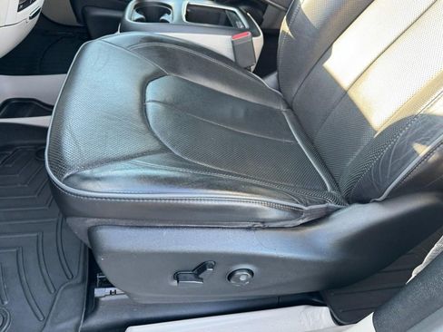 Used 2019 Chrysler Pacifica Limited image 15