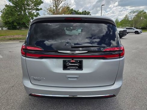 New 2026 Chrysler Pacifica Select image 11